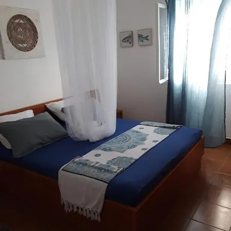 Marika Villa *